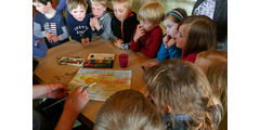 Vorschulkinder in der „Galerie“ von Stadtpfarrer Kowal (Foto: Karl-Franz Thiede)